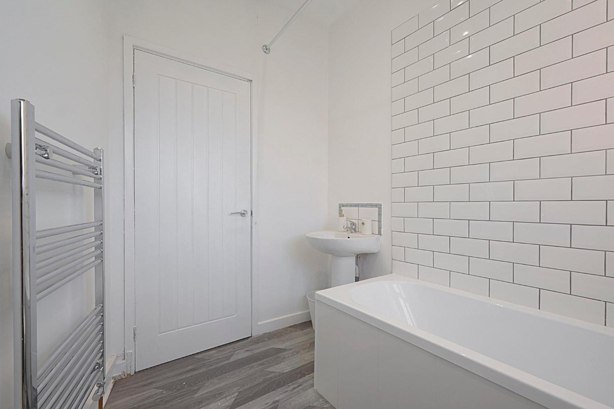 Modern Near Blyth Coast Sleeps 5